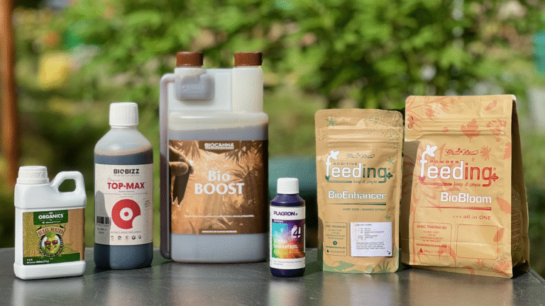 Verschiedene Flaschen für den organischen Blüte-Booster Vergleich, angeordnet um eine große, exemplarische Cannabisblüte.
